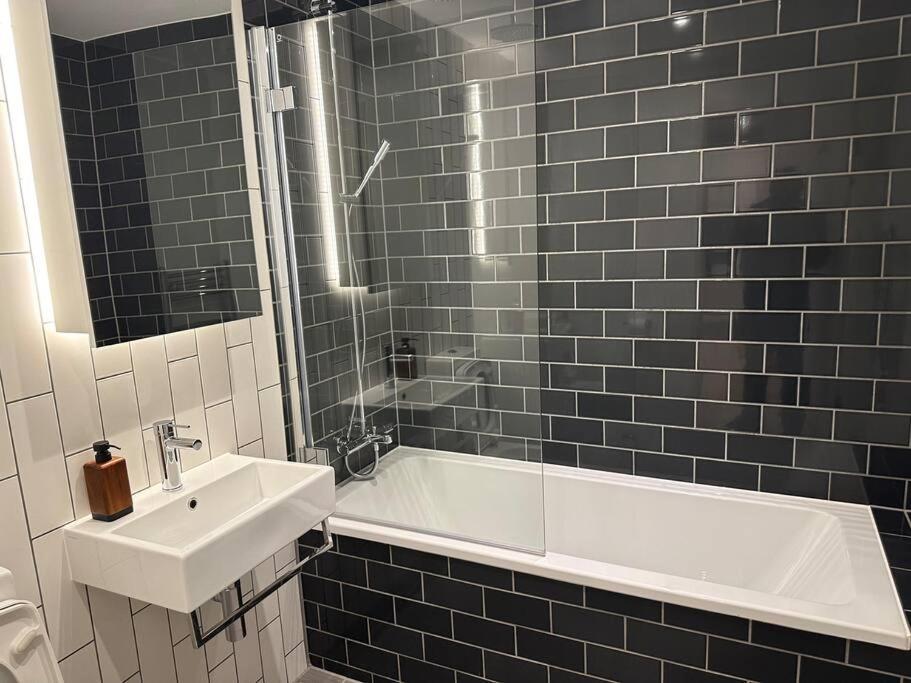 Spacious Modern 1 Bed Apartment. ロンドン エクステリア 写真